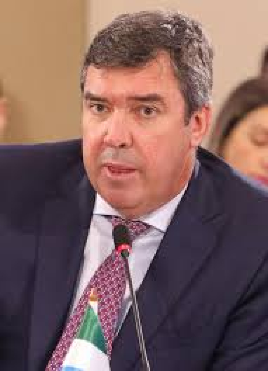 ENTRE FACAS E TAÇAS