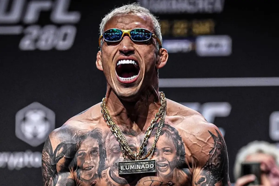 Charles do Bronx emociona treinador, que vai às lágrimas com presente de ex-campeão do UFC